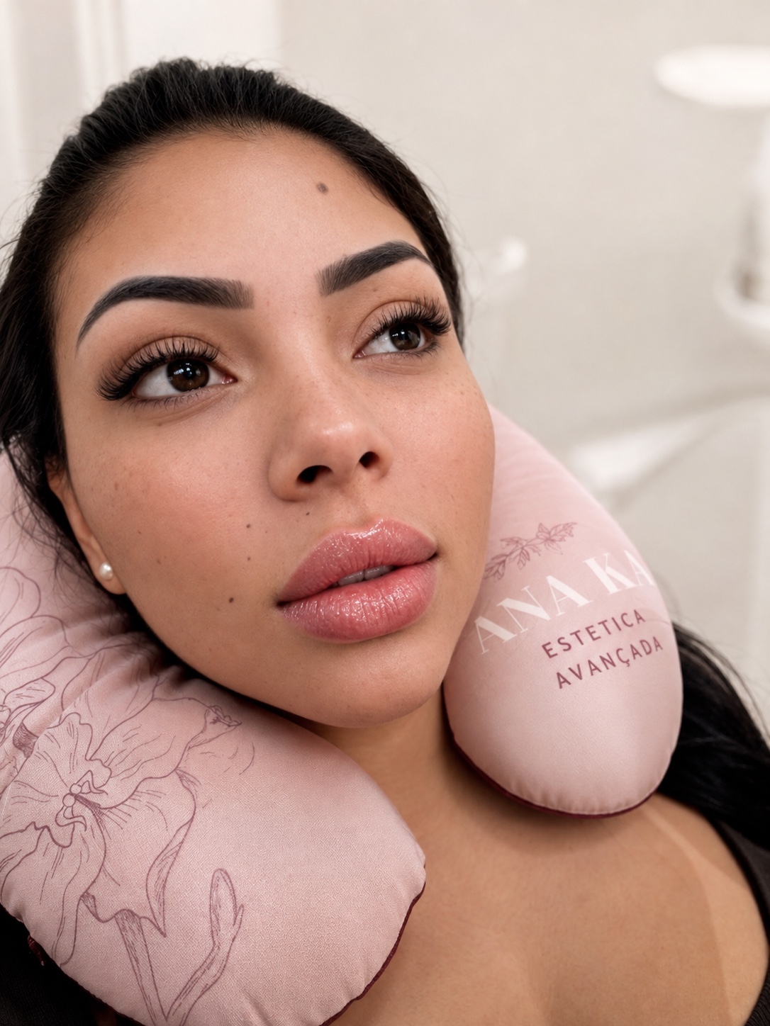 Mulher com lábios definidos e volume equilibrado, em uma apresentação da Ana Ka